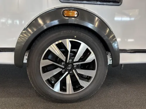 Knaus Sudwind Black Selection 460 EU Einzelbetten / Essecke Foto: 14