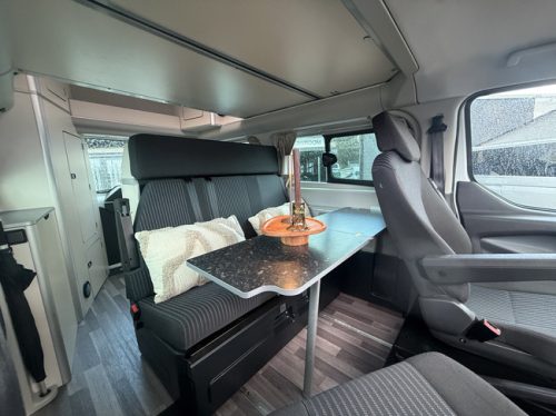 Westfalia Ford Nugget Hochdach Kastenwagen Klimaanlage Tempomat 4 Schlafpl&auml;tze 2x Solarpaneel K&uuml;che Anh&auml;ngerkupplung LM 18 Zoll Foto: 9