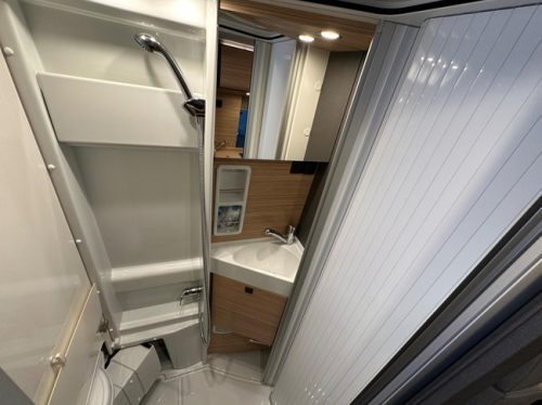 Malibu Van Diversity 640 LE K Charming GT Skyview photo: 8