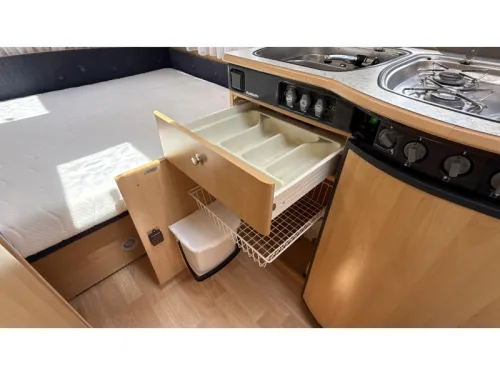 Dethleffs Camper 440 DB Rundsitzgruppe Festbett Toilette Foto: 10