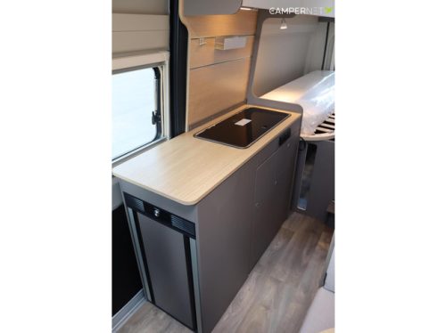 LMC Innovan 640 140hp Automatic | Single beds | Awning | Panoramic roof | Integrated windows | Cruise Control | Available from stock | photo: 9
