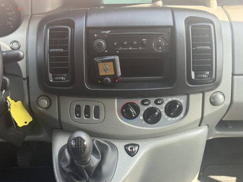 Renault traffic bus camper professionally converted pop-top air conditioning cruise control 2 berths awning Thule photo: 8