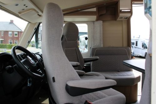 Robust AUTOMATIC 180 hp Malibu I 490 LE by Carthago lift and single length beds (124 photo: 25