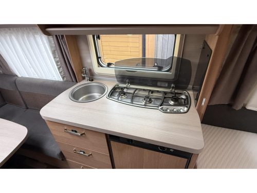 Knaus Sport 450 FU lit &agrave; la fran&ccedil;aise d&icirc;nette lit transversal toilette photo : 4