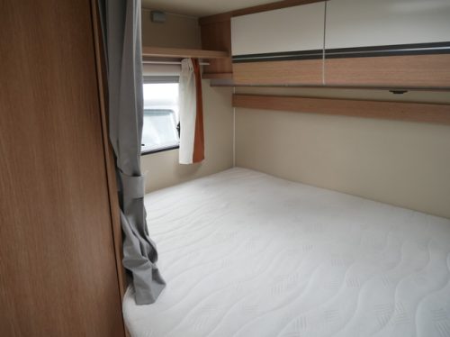CAPRON Orangecamp T700, Ger&auml;umige Aufteilung, Querbett, XL Garage Foto: 16
