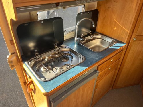 Eura Mobil Compact Off-grid Omvormer Zonnepaneel Maxi-Fan 4p. Foto: 17