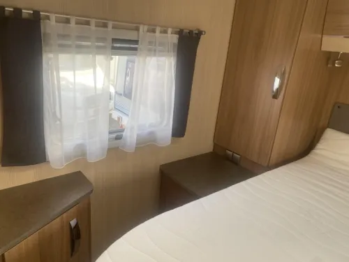 Pilote Aventura P 730 with queen bed AND LUXURY photo: 27