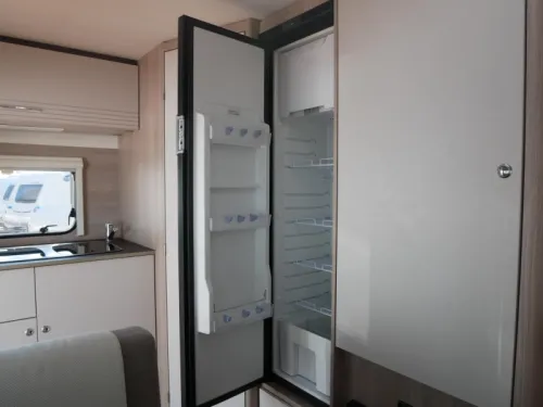 B&uuml;rstner Premio Life 425 TS Mover, awning photo: 7