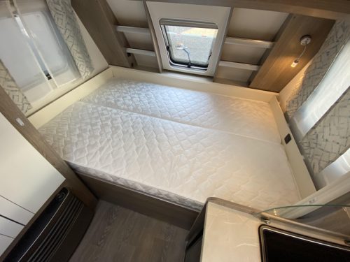 Hobby On Tour 390 SF Treinzit, dwars bed Foto: 19