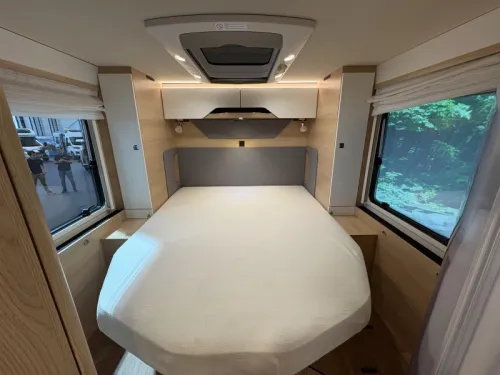 Hymer BMC-T 690 automatic / queens bed photo: 12