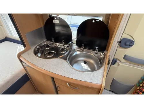 Hobby De luxe Easy 450 UF transverse bed round seating toilet photo: 8