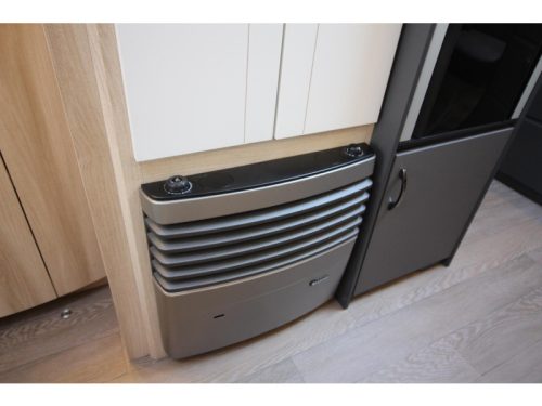 Hobby De Luxe 400 SFE French bed & tall refrigerator photo: 18