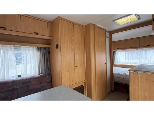 Knaus Sudwind 450 dinette transverse bed toilet photo: 3