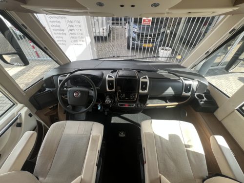 Carthago C-Tourer I 144 QB Fixed bed + Pop-top roof Towing hitch Roof air conditioning photo: 16