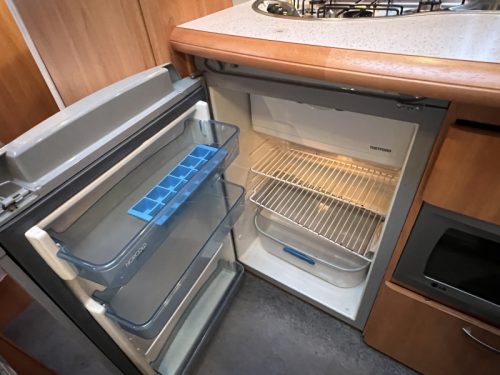 Hobby De luxe Easy 560 KMFE Etagenbett Sitzgruppe Franz&ouml;sisches Bett Foto: 6