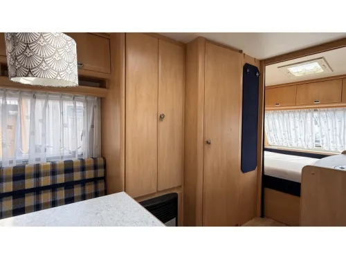 Hobby De luxe Easy 450 UF Querbett Rundsitzgruppe Toilette Foto: 3