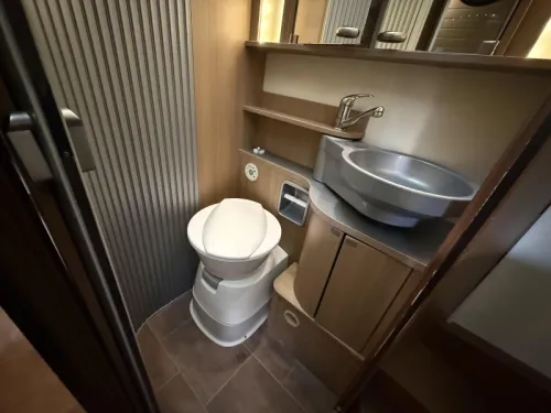 B&uuml;rstner Ixeo Plus 726 IT Queen bed Pop-top roof Air conditioning photo: 15