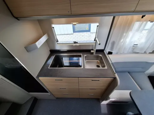 Adria Compact Select DL '27 Aut Markise Gro&szlig;er K&uuml;hlschrank Foto: 11