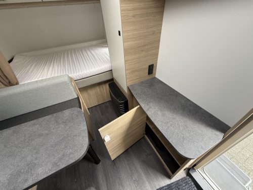 Caravelair Alba 400 FIXED BED DINETTE AWNING photo: 12