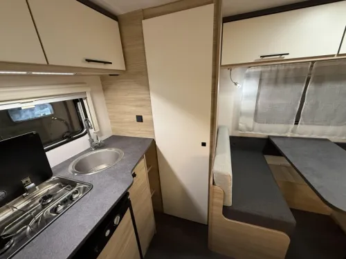 Caravelair Alba 400 FESTBETT DINETTE MARKISE Foto: 8