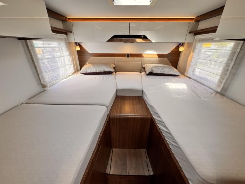 Hymer B-MC T 680 single beds pop-top roof  photo: 14