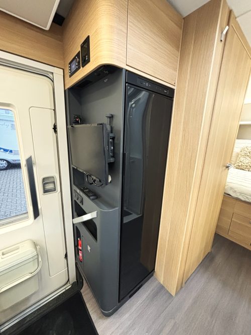Adria Matrix 650 DC CAMA QUEEN + CAMA ABATIBLE + CARA A CARA 2023 foto: 9