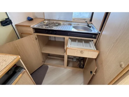 Knaus Sudwind 350 H kopkeuken toilet rondzit  foto: 4
