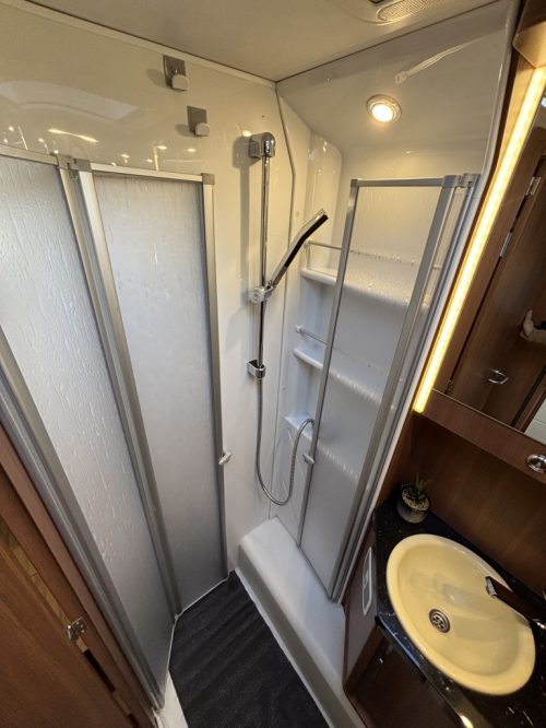 LMC Comfort T LITS JUMEAUX + BANQUETTE RONDE CLIM DE TOIT 150CV 6.99M photo : 11
