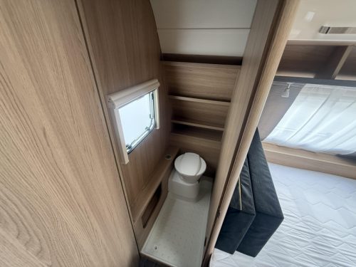 B&uuml;rstner Averso Plus 500 TS AWNING/POP-TOP ROOF/6-PERSON photo: 8