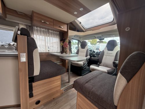 Weinsberg CaraSuite Edition IC-line 700 MEG 140 PS Euro 6 L&auml;ngsbetten+Hubbett elktr. Sch&uuml;ssel TV Garage Fahrradtr&auml;ger Markise Fliegengittert&uuml;r Kamera Foto: 21