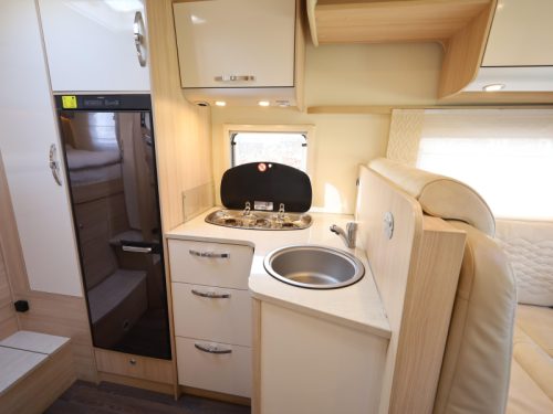 B&uuml;rstner Ixeo IT 710 G transverse bed + pop-top roof photo: 5
