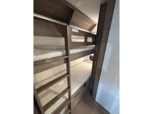 Hobby On Tour 470 KMF with awning and bunk bed photo: 2