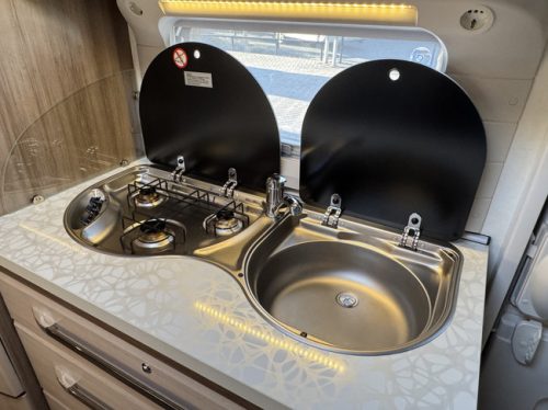 Hobby De Luxe 490 KMF mit STAPELBETT **6 Schlafpl&auml;tze/Rangierhilfe/1. Besitzer//Alufelgen schwarz/2x Solarpanel/Autark/Gepflegter Wohnwagen Foto: 19