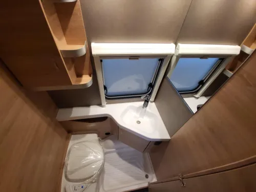 Caravane Knaus Sudwind Black Selection 460 EU super compl&egrave;te d'usine photo : 12