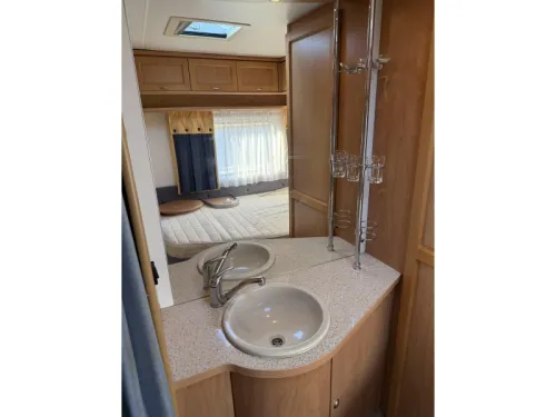 B&uuml;rstner Amara 450 TS FRENCH BED DINETTE AREA AWNING  photo: 18