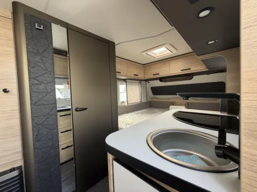 Weinsberg CaraOne Edition HOT 480 EU Einzelbetten / Rundsitzgruppe  Foto: 11