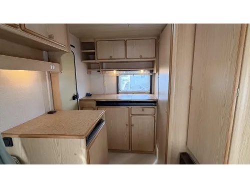 Knaus Sudwind 350 H kopkeuken toilet rondzit  foto: 1