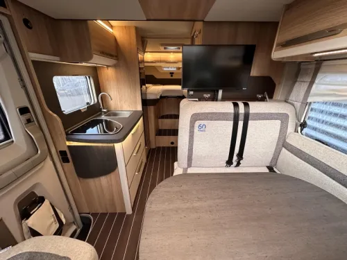 Knaus Sky Wave 60 Years 650 MEG Fiat 140PK L&auml;ngsbetten Foto: 4