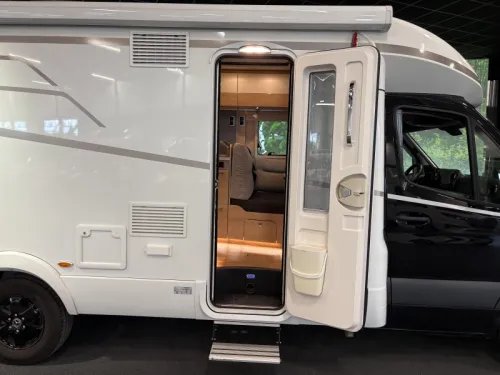 Hymer BMC-T 690 automatic / queens bed photo: 5