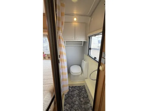 Knaus Sudwind 450 TF French bed round seating toilet photo: 9