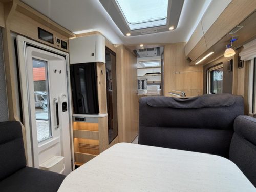 Hymer B-MC I 680 Blackline Single Beds Awning Lithium Towing hitch photo: 10