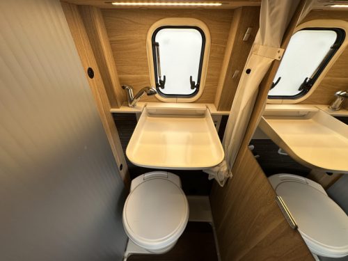 Hymer Yellowstone 640 POP-TOP ROOF + SINGLE BEDS photo: 16