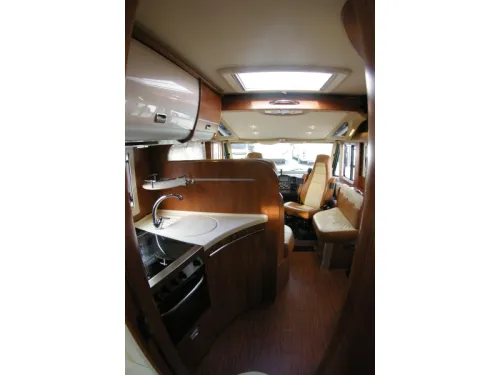 Laika Kreos 7012 Queensbett, Hubdach, Klimaanlage. Foto: 10