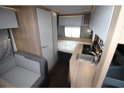 Knaus Sport 420 QD Transverse bed & spacious kitchen! photo: 6