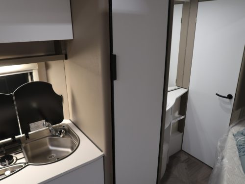 Dethleffs C'go Active 495 FR GER&Auml;UMIGE AUFTEILUNG UND HOHER K&Uuml;HLSCHRANK Foto: 3