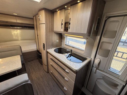 Hobby De Luxe 490 KMF mit STAPELBETT **6 Schlafpl&auml;tze/Rangierhilfe/1. Besitzer//Alufelgen schwarz/2x Solarpanel/Autark/Gepflegter Wohnwagen Foto: 17