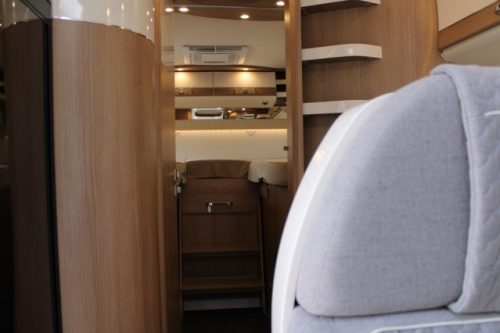 Robust AUTOMATIC 180 hp Malibu I 490 LE by Carthago lift-and single length beds (124 photo: 48