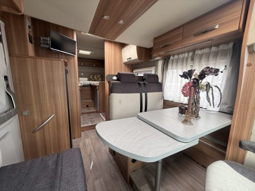 Weinsberg CaraSuite Edition IC-line 700 MEG 140 PS Euro 6 L&auml;ngsbetten+Hubbett elktr Sch&uuml;ssel TV Garage Fahrradtr&auml;ger Markise Fliegengitter T&uuml;r Kamera Foto: 10