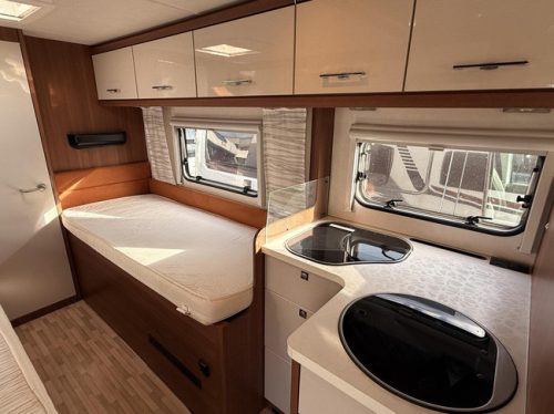 LMC H747 Single beds and a pop-top roof, bearlock, camera photo: 6