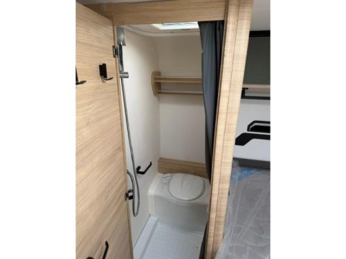Caravelair Sport Line 455 French bed - Spacious dinette photo: 12